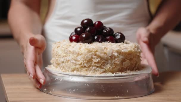 Женщина Белом Фартуке Вращается Тарелке Свежеприготовленный Торт Наполеона Украшенный Вишней — стоковое видео
