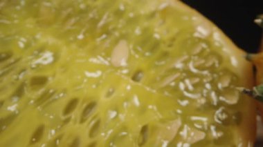 Afrika salatalığının tam ve dilimlenmiş yarısı, Kiwano, bir masanın üzerinde. Dolly kaydırıcı aşırı yakın çekim.