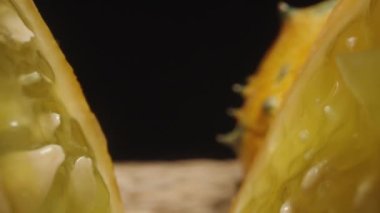 Kamera, dilimlenmiş bir Kiwano 'nun iki yarısı boyunca süzülüyor. Çivili bir Afrika salatalığı. Makro çekim.