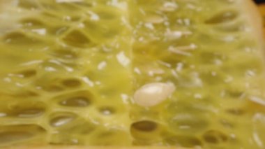 Afrika Kiwano salatalığı, kamera etle birlikte yarıdan fazla süzülüyor. Masada portakal ve dikenli Kiwano salatalıkları var..