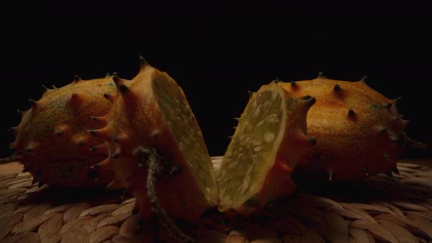 날카로운 스파이크가있는 키와노 오렌지 오이를 테이블에 하나는 절단된다 — 비디오