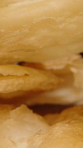 Dikey Video Puf Böreği Parçalarının Içinde Dolly Kaydırıcı Aşırı Yakın — Stok video