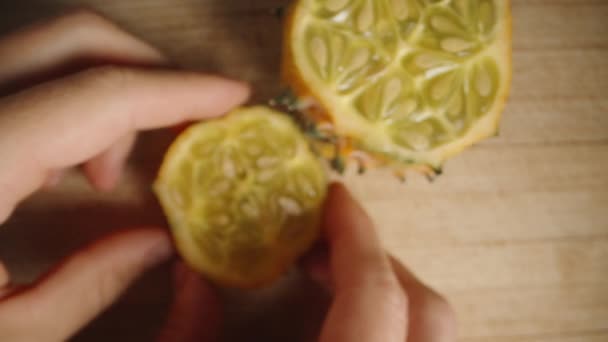 Ein Blick Von Oben Auf Mich Wie Ich Das Fruchtfleisch — Stockvideo