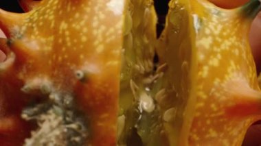 Dikenli Kiwano salatalığını ikiye ayırdım ve kamera yarı yarıya hareket etti. Makro çekim.