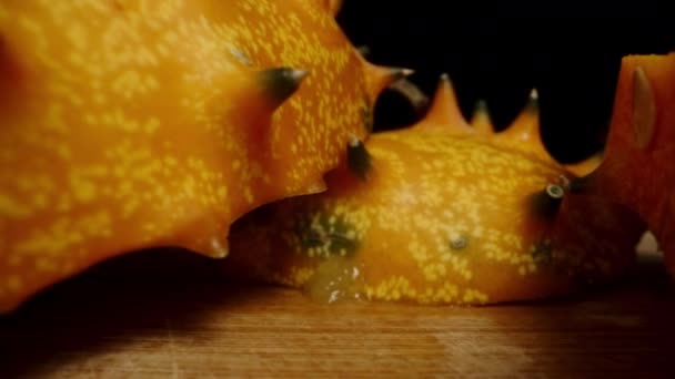 Masada Dilimlenmiş Kiwano Salatalıkları Siyah Arka Planda Keskin Parçalar Dolly — Stok video