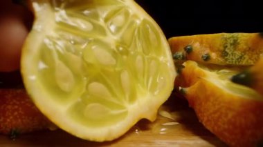 Kamera, ben onları teker teker soyarken dilimlenmiş Kiwano salatalıklarının arasından ileri doğru süzülüyor. Sürgülü makro yakın çekim.