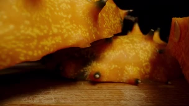 我把尖尖的奇瓦诺黄瓜片放在桌子上 多利滑翔机极端特写 — 图库视频影像