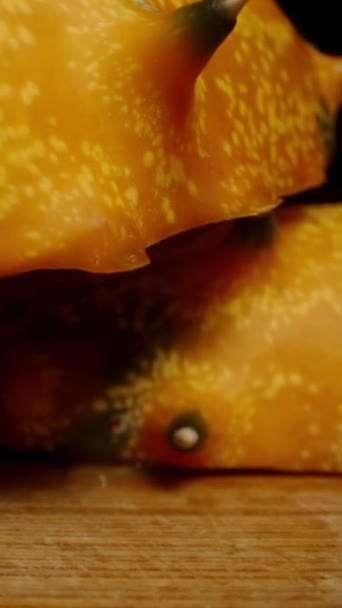 垂直录像 我把尖尖的奇瓦诺黄瓜片放在桌子上 多利滑翔机极端特写 — 图库视频影像