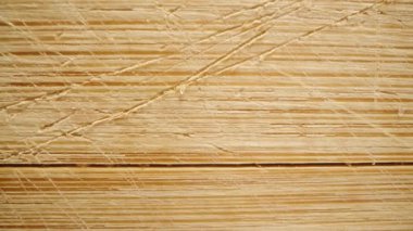 Bıçak izli ahşap doku, bambu kesme tahtası. Makro kaydırıcı.