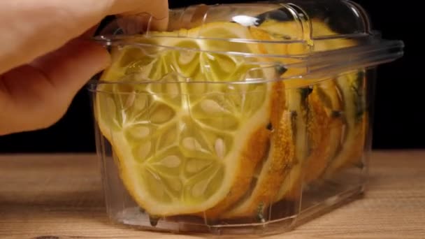 Abro Recipiente Plástico Transparente Que Contiene Trozos Cortados Pepino Kivano — Vídeos de Stock