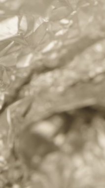 Dikey video. Dokulu mutfak alüminyum parıltılı folyo. Sonda merceği. Yansıma. Dolly sürgülü çok yakın çekim..