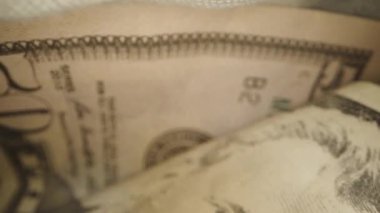 Kotun cebinden buruşuk elli dolarlık bir banknot çıkardım. Dolly kaydırıcı aşırı yakın çekim.