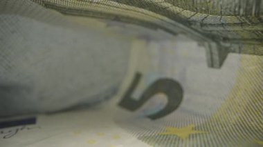 Kot pantolonun cebinde beş avroluk banknot. Dolly kaydırıcı aşırı yakın çekim.