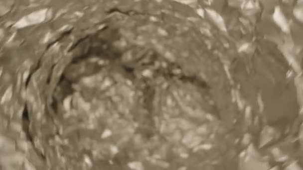 Камера Обертається Орієнтується Всередині Трубки Кухонної Алюмінієвої Фольги Захоплюючи Макросхему — стокове відео