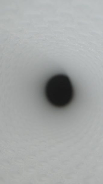 Vídeo Vertical Una Abstracción Cámara Dentro Túnel Blanco Con Rayos — Vídeos de Stock