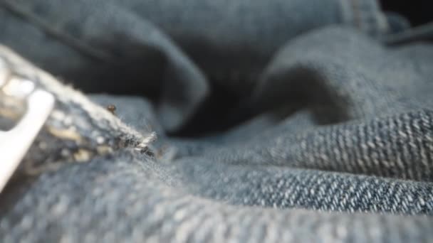 Die Textur Aus Blauem Jeansstoff Und Einem Metallischen Reißverschluss Dolly — Stockvideo