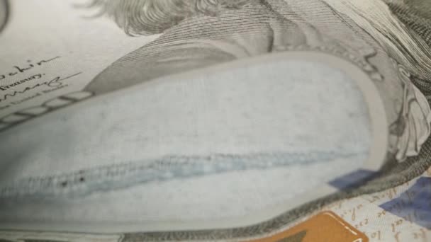 一张100美元的钞票被折叠在蓝色牛仔裤的口袋里 相机从里面捕捉到一个宏观的镜头 多利滑翔机极端特写 — 图库视频影像