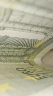 Dikey video. Kamera içeriden hareket ederken cebimden beş avroluk bir banknot çıkarıyorum. Dolly kaydırıcı aşırı yakın çekim.