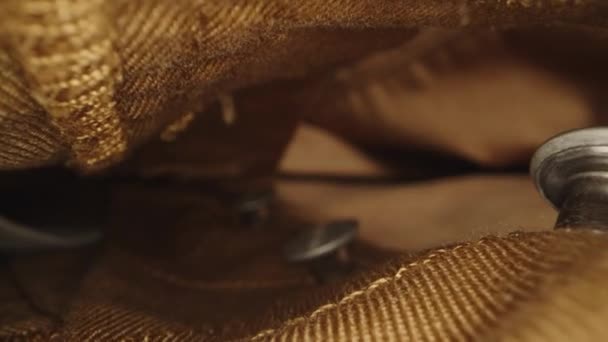 Kamera Düğmeli Kahverengi Kotun Fermuarından Süzülür Dolly Kaydırıcı Aşırı Yakın — Stok video