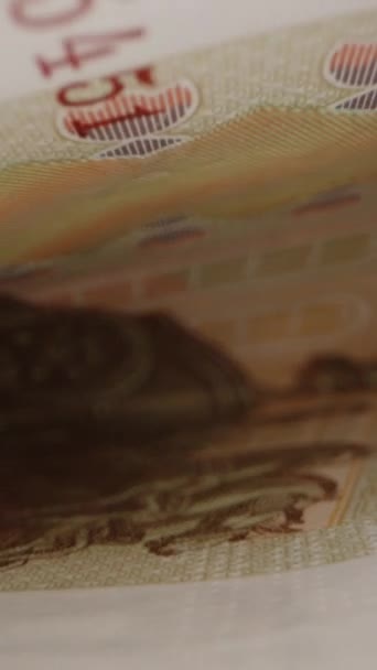 비디오 카메라는 청바지의 주머니 매크로 전경에 지폐가있는 — 비디오