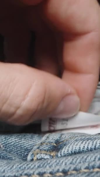 Dikey Video Kotumun Cebinden Yüz Ruble Banknot Çıkarıyorum Kamera Ilerlerken — Stok video