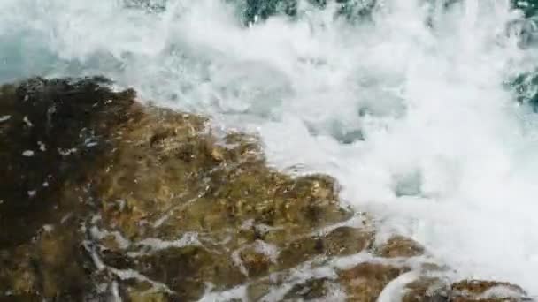 Ola Mar Espumosa Hecha Agua Turquesa Chocando Contra Las Rocas — Vídeos de Stock