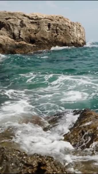 Vídeo Vertical Olas Espumosas Agua Turquesa Chocan Contra Las Rocas — Vídeo de stock