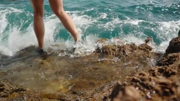Egy Fiatal Fürdőruhában Speciális Korallcipőben Sétál Sziklás Parton Tenger Közelében — Stock videók