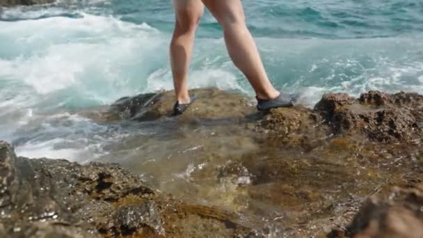 Uma Jovem Mulher Fato Banho Está Junto Mar Penhasco Rochoso — Vídeo de Stock
