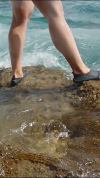 Dikey Video Mayolu Genç Bir Kadın Kayalık Bir Uçurumun Kenarında — Stok video