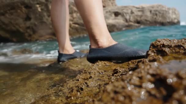 Κοντινό Πλάνο Των Γυναικείων Ποδιών Στην Παραλία Στέκεται Κοφτερά Βράχια — Αρχείο Βίντεο