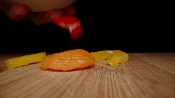 Geschnittenes Und Gekochtes Gemüse Fällt Zeitlupe Auf Einen Holztisch — Stockvideo
