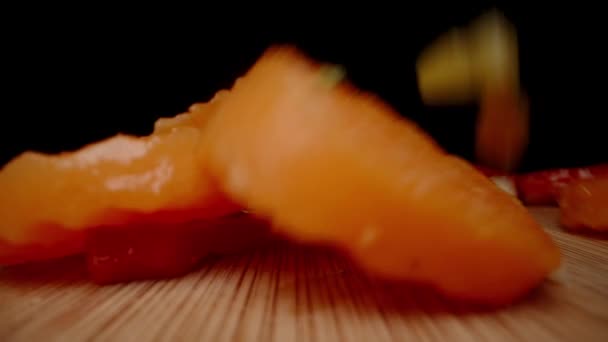 Rohes Scheiben Geschnittenes Gemüse Fällt Von Oben Darunter Karotten Paprika — Stockvideo