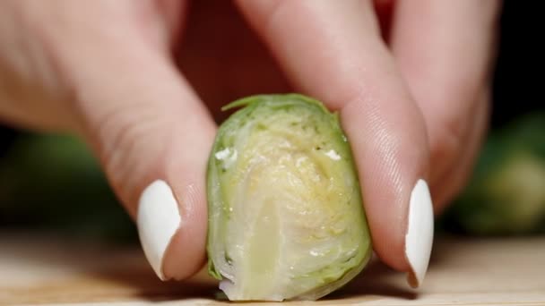 Een Vrouwelijke Hand Met Witte Manicure Knijpt Een Spruitje Sap — Stockvideo