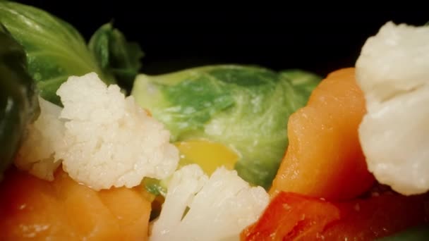 Μείγμα Ακατέργαστων Ψιλοκομμένων Λαχανικών Όπως Μπρόκολο Διάφορα Είδη Λάχανου Καρότα — Αρχείο Βίντεο