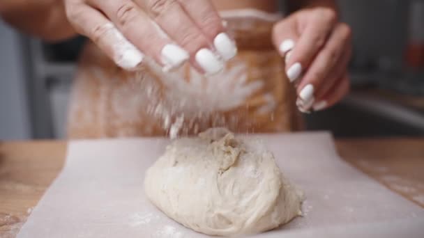 一个女人 慢吞吞地把面粉撒在烤纸团上 然后把它磨平 — 图库视频影像