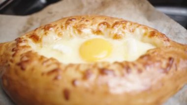 Yeni pişmiş Ajarian Khachapuri fırından yeni çıktı, yakın çekimde yakalandı..