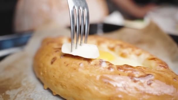 Espalhei Pouco Manteiga Derretida Sobre Quente Ajarian Khachapuri Usando Pedaço — Vídeo de Stock