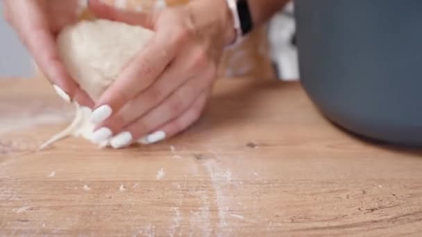 Una Donna Solleva Pasta Dal Tavolo Trasferisce Una Ciotola Blu — Video Stock