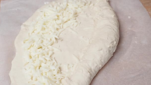 烤奶酪放在面团上 包裹成船形 供Ajarian Khachapuri食用 — 图库视频影像