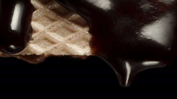 Макрознімок Вафельки Чорним Шоколадом Тече Падає — стокове відео