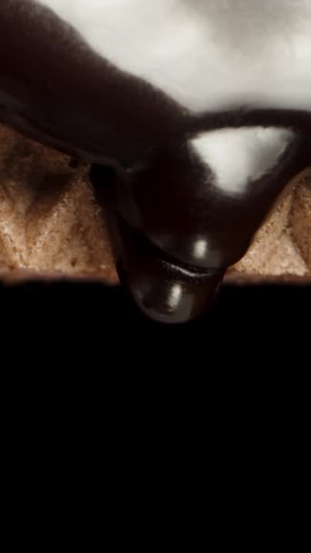 Verticale Video Textuur Van Wafel Met Druppelende Chocolade Een Zwarte — Stockvideo