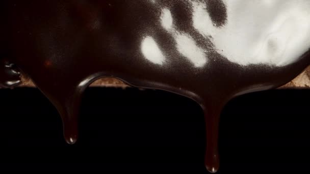 Donkere Chocolade Bedekt Wafel Volledig Zwarte Achtergrond Macro Schuifschot — Stockvideo