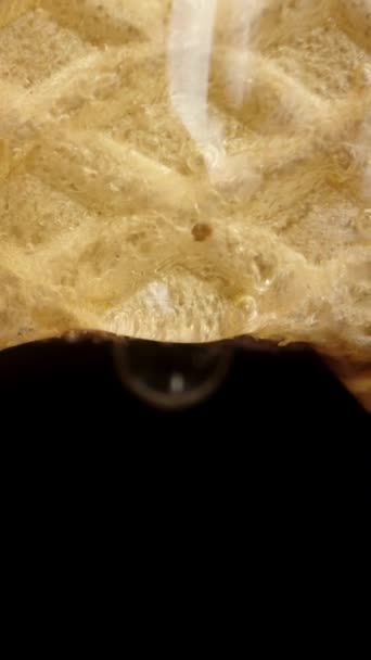 垂直录像 蜂蜜滴了下来 从华夫饼掉到了黑色的背景上 宏观滑块射门 — 图库视频影像