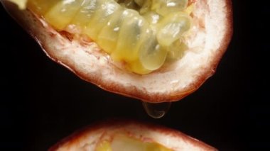 Çarkıfelek meyvesiyle ikiye bölünmüş, meyve suyu da yarısından damlıyor..