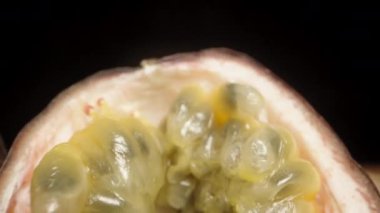 Masada dilimlenmiş çarkıfelek meyveleri, kamera süzülerek geçiyor. Dolly kaydırıcı aşırı yakın çekim.