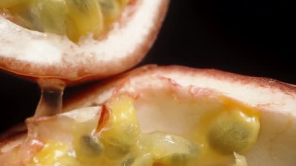 Deux Moitiés Fruits Passion Jus Graines Intérieur Dolly Slider Extrême — Video