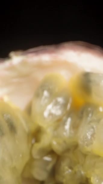 Dikey Video Masada Dilimlenmiş Çarkıfelek Meyveleri Kamera Süzülerek Geçiyor Dolly — Stok video