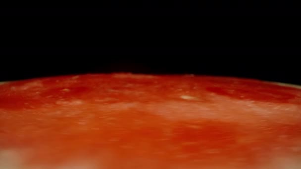 Eine Kernlose Wassermelonenhälfte Die Sich Einer Nahaufnahme Vor Schwarzem Hintergrund — Stockvideo