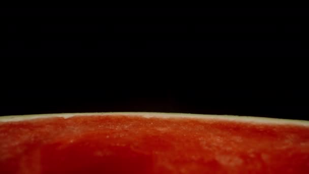 Vetőmag Nélküli Görögdinnye Keresztmetszete Vörös Hússal Fekete Háttérrel Dolly Csúszó — Stock videók